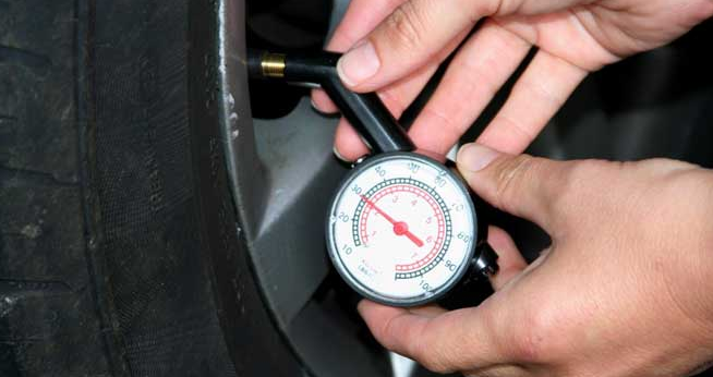 Cómo medir la presión de un neumático